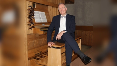 Kirchenmusiker Thomas Rothfuß spielt den Orgelpart bei Camille Saint-Saëns berühmter Orgelsymphonie in der weitaus anspruchsvolleren Bearbeitung des Komponisten Guy Bovet, bei der die Orgel in allen Sätzen voll zur Geltung kommt. (Foto: Rothfuß)