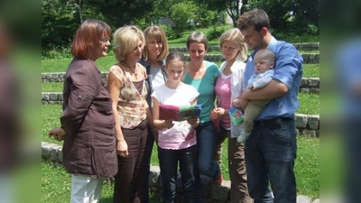 Hier schauen sich einige Kursteilnehmer/innen gemeinsam mit dem Germeringer Volkshochschul-Team das druckfrische Programmheft an. (Foto: Eva Schraft)