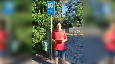 ACE-Kreisvorsitzender Daniel Baur beim Check der Sicherheit vor der Grundschule an der Bäckerstraße. (Foto: Hildebrand/ACE)