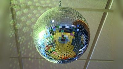 Nach der Versammlung gibt es zwei Partys. Ein DJ sorgt dabei für Stimmung. (Foto: pst)