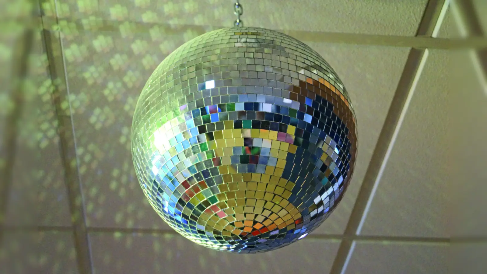 Nach der Versammlung gibt es zwei Partys. Ein DJ sorgt dabei für Stimmung. (Foto: pst)