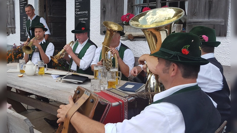 Volksmusik und a bayerische Brotzeit – das ist gelebte Tradition. Am 3. Mai wird sie in ganz Bayern gefeiert.  (Foto: std)