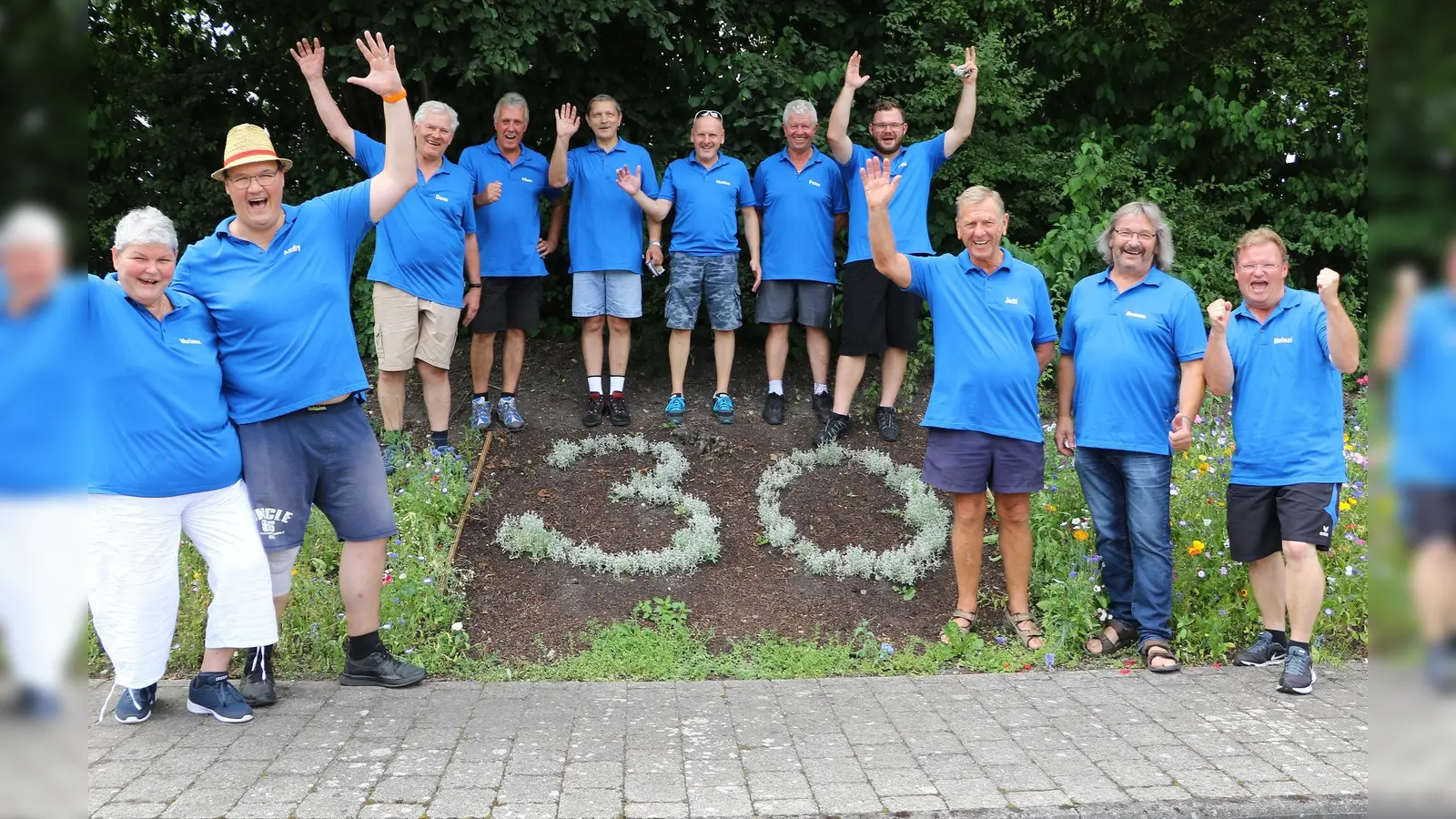 Ein Teil der Aktiven der Eittinger Stockschützen posiert für ein Erinnerungsfoto zum Jubiläum. (Foto: FC Eitting)