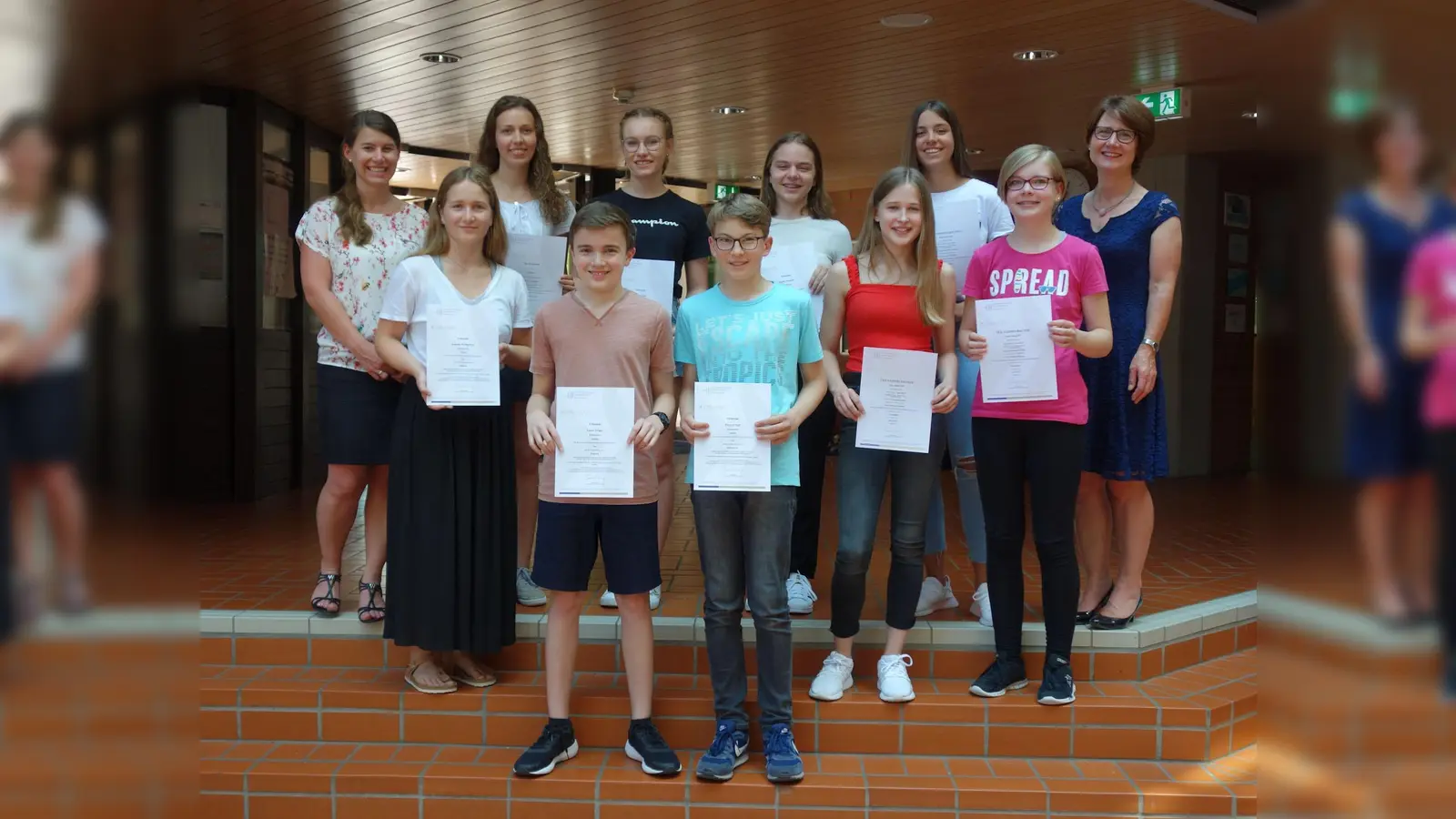 Vordere Reihe (v. li.): Betreuungslehrerin Carolina Waitzhofer, Antonia Weißgerber, Lukas Tröger, Vincent Moll, Karina Mayer, Katharina Feuerer. Hintere Reihe (v. li.): Pia Dexheimer, Lena Aigner, Sophie Häusler, Lucia Kalamarova, Schulleiterin Andrea Hafner. (Foto: Gymnasium Dorfen)
