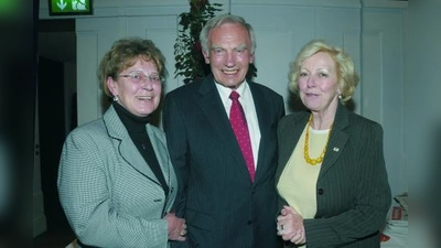 Gratulanten aus Neuhausen: Ingeborg Staudenmeyer (l.) und Margot Günther mit dem „Geburtstagskind” Georg Kronawitter. (Foto: privat)
