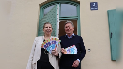 Geschäftsführerin Julia Schönfeld-Knor und der Vorsitzende des Gesamtvereins Moosach, Alois Lang, freuen sich auf die Feierlichkeiten zum 20-jährigen Jubiläum des Moosacher Kultur- und Bürgerhauses Pelkovenschlössl. (Foto: bas)