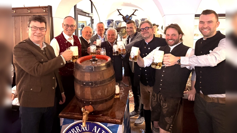 Freuen sich auf das Volksfest (von links): Franz Obesser (Erster Bürgermeister Gemeinde Markt Indersdorf), Bernhard Seidenath (MdL), Johann Groß (MdL), Willi Wiedemann (Seniorchef Kapplerbräu), Festwirt Peter Brandl, Schaustellerchef Florian Diebold, Veranstalter Josef Schuster jun., Braumeister René Schnotz und Kapplerbräu-Chef Hans Wiedemann. (Foto: Weimer & Paulus)