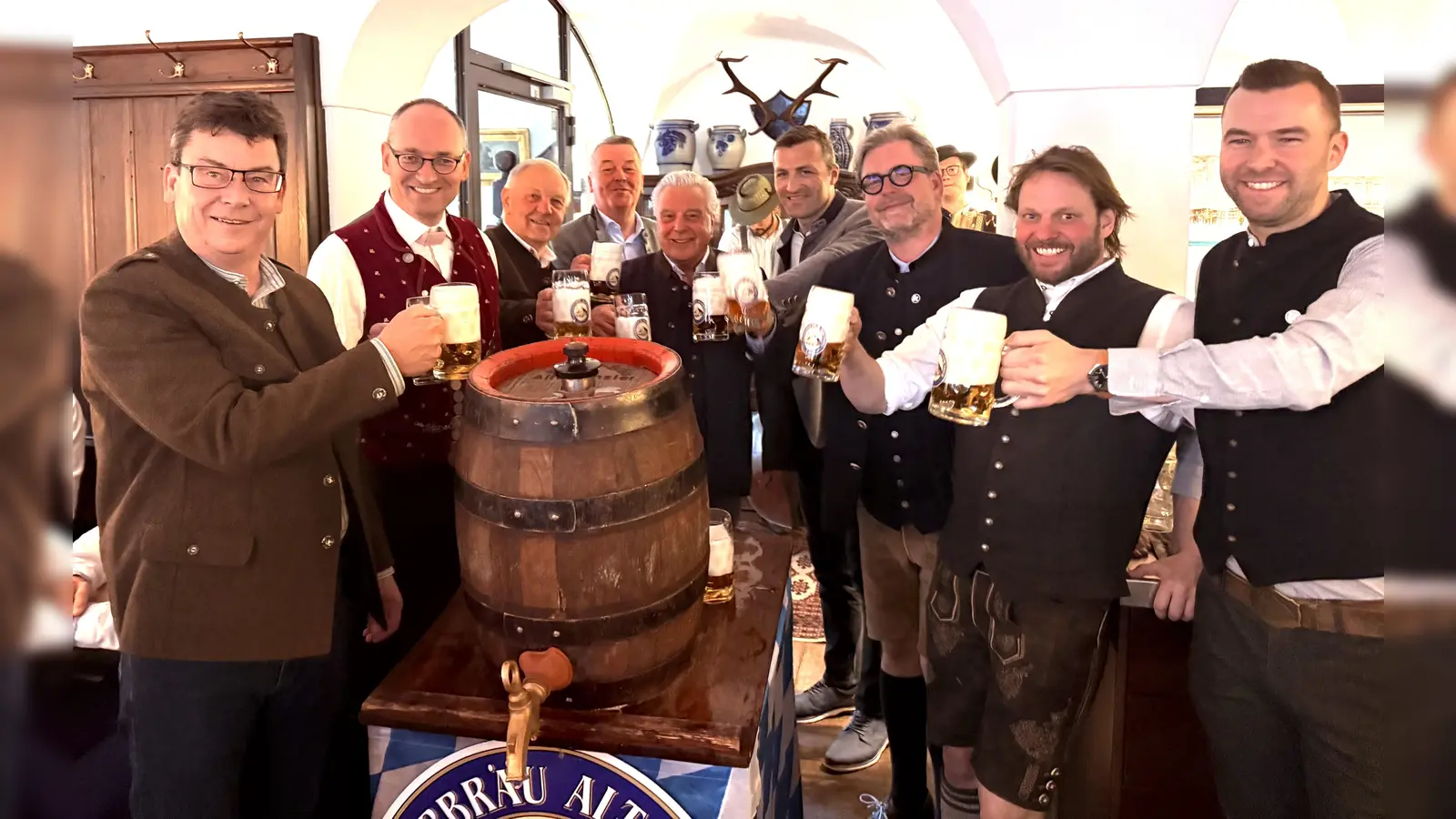 Freuen sich auf das Volksfest (von links): Franz Obesser (Erster Bürgermeister Gemeinde Markt Indersdorf), Bernhard Seidenath (MdL), Johann Groß (MdL), Willi Wiedemann (Seniorchef Kapplerbräu), Festwirt Peter Brandl, Schaustellerchef Florian Diebold, Veranstalter Josef Schuster jun., Braumeister René Schnotz und Kapplerbräu-Chef Hans Wiedemann. (Foto: Weimer & Paulus)