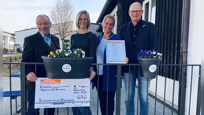 v.l.n.r.: Karl Roth (Bürgerstiftung), Catherina Schropp (Förderverein Grundschule) , Nicole Bannert Rektorin Grundschule), Johann Oberhofer (Bürgerstiftung). (Foto: Bürgerstiftung Landkreis Starnberg)
