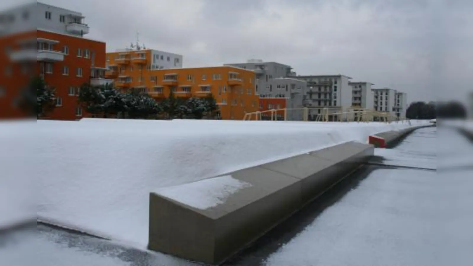 Noch liegen die scharfen Kanten des Mäuerchens auf dem Freizeitgelände unter einer Schneeschicht. Wenn die Anlage  eröffnet wird, sollen sie verschwunden sein. (Foto: tg)
