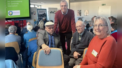 Filmemacher Michael von Ferrari mit Günter Lölkes, Willi Koch und Herma Bianka Schlömer vom Seniorenbeirat bei der Filmvorführung. (Foto: Seniorenbeirat  Vaterstetten)