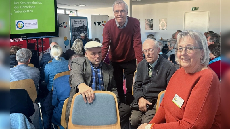 Filmemacher Michael von Ferrari mit Günter Lölkes, Willi Koch und Herma Bianka Schlömer vom Seniorenbeirat bei der Filmvorführung. (Foto: Seniorenbeirat  Vaterstetten)