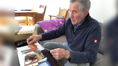 Robert Roth hat für den Münchner Wochenanzeiger in seinen alten Alben gekramt. (Foto: Daniel Mielcarek)