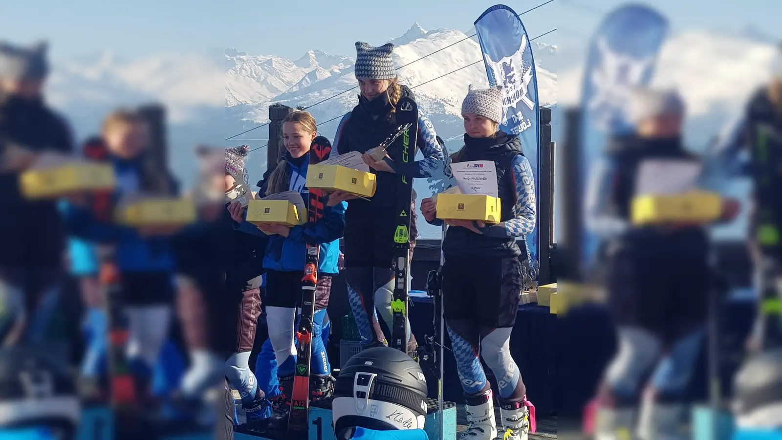 Ronja Prückner (rechts) auf dem Siegertreppchen: Sie ist die Münchner Vize-Schülermeisterin U14/U16. (Foto: SVG/Stephan Prückner)