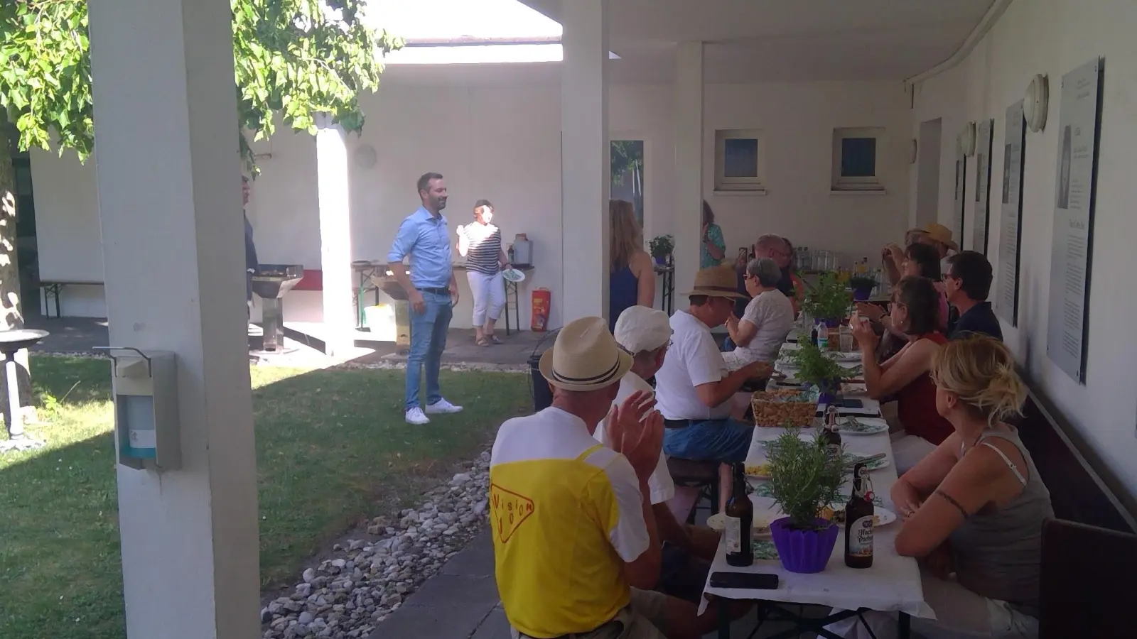 Dominik Grimm (links), der Geschäftsführer der Diakonie Moosach, begrüßte die ehrenamtlichen Helferinnen und Helfer zum Sommerfest. Alle sind in der Nachbarschaftshilfe oder im Fahrdienst für Senioren aktiv. (Foto: bas)