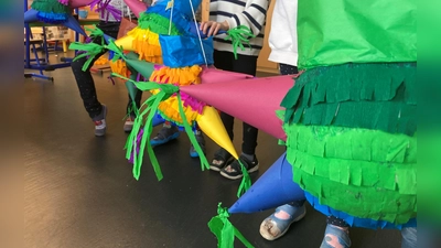 Farbenfrohe mexikanische Pinatas entstanden vor Weihnachten. (Foto: GGS Lochham)