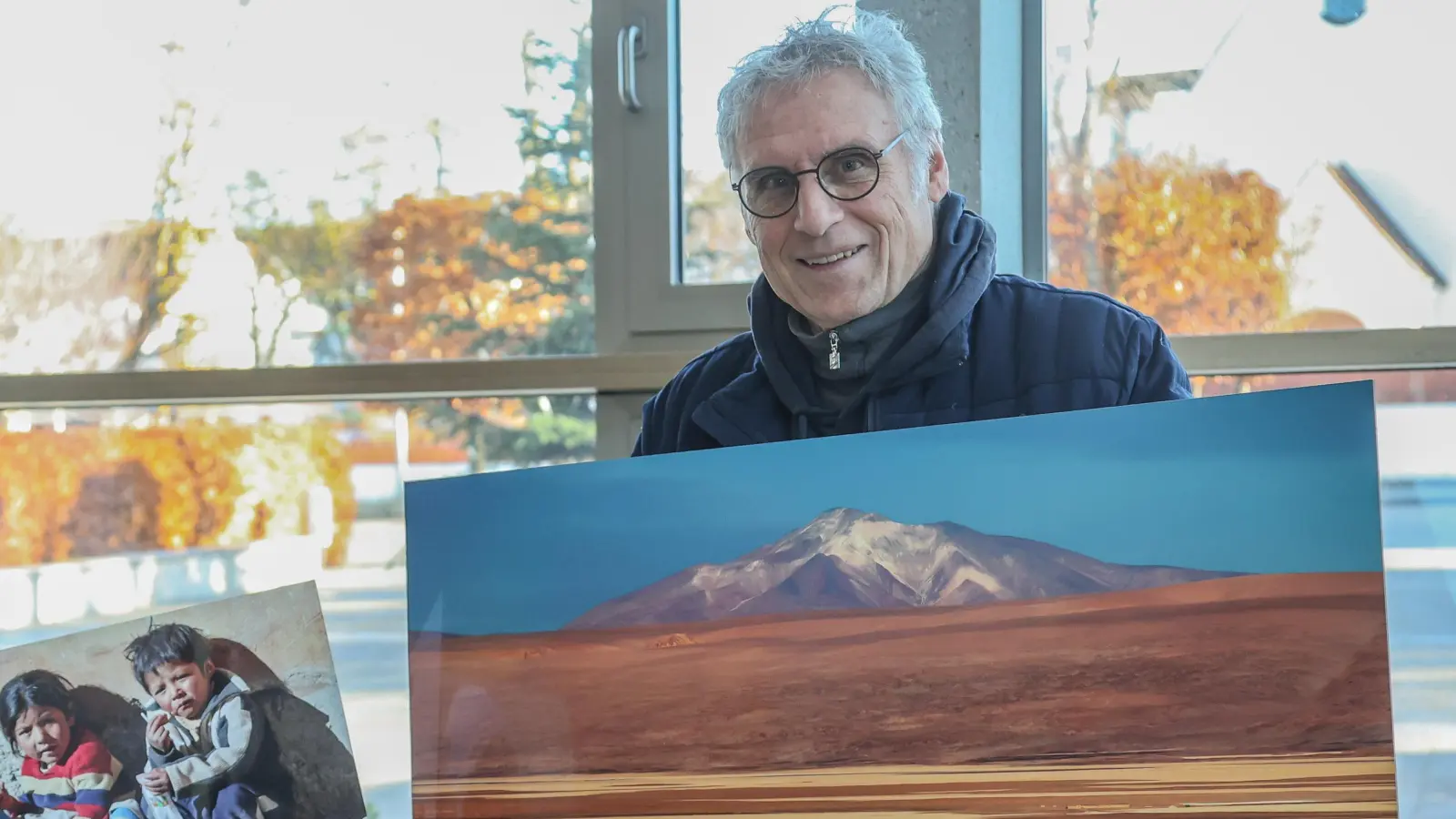 Freuen sich auf die Ausstellung im Herrschinger Rathaus: Kulturreferent Hans-Hermann Weinen (l.) und der Fotograf Jörg Reuther. (Foto: Gemeinde Herrsching)