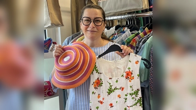 Die Leiterin der Unterhachinger Klawotte hält mit ihrem Team noch viele sommerliche Outfits bereit. Am 1. August geht die Klawotte in Sommerpause. (Foto: Klawotte)
