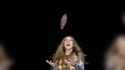Alle dreht sich um Schokolade beim Konzert „Ciao Cacao” von Sängerin, Schauspielerin und Entertainerin Elle Czischek im Bürgersaal Fürstenried.  (Foto: © Kilian Blees)