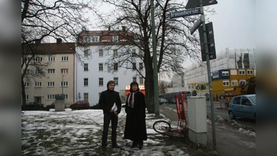 Auf dem kleinen Stückchen Grün zwischen Irmonherr- und Kaflerstraße soll es laut Städteplanung in nicht allzu langer Zeit eine extra Haltestelle und eine Buswendeschleife geben. „Ein Irrsinn!“, meinen die Jungen Liberalen unterstützt von den Stadträten der FDP und haben sich den Erhalt der kleinen Grünfläche auf die Fahnen geschrieben. V.l. Klement Bezdeka und Stadträtin Christa Stock. (Foto: US)