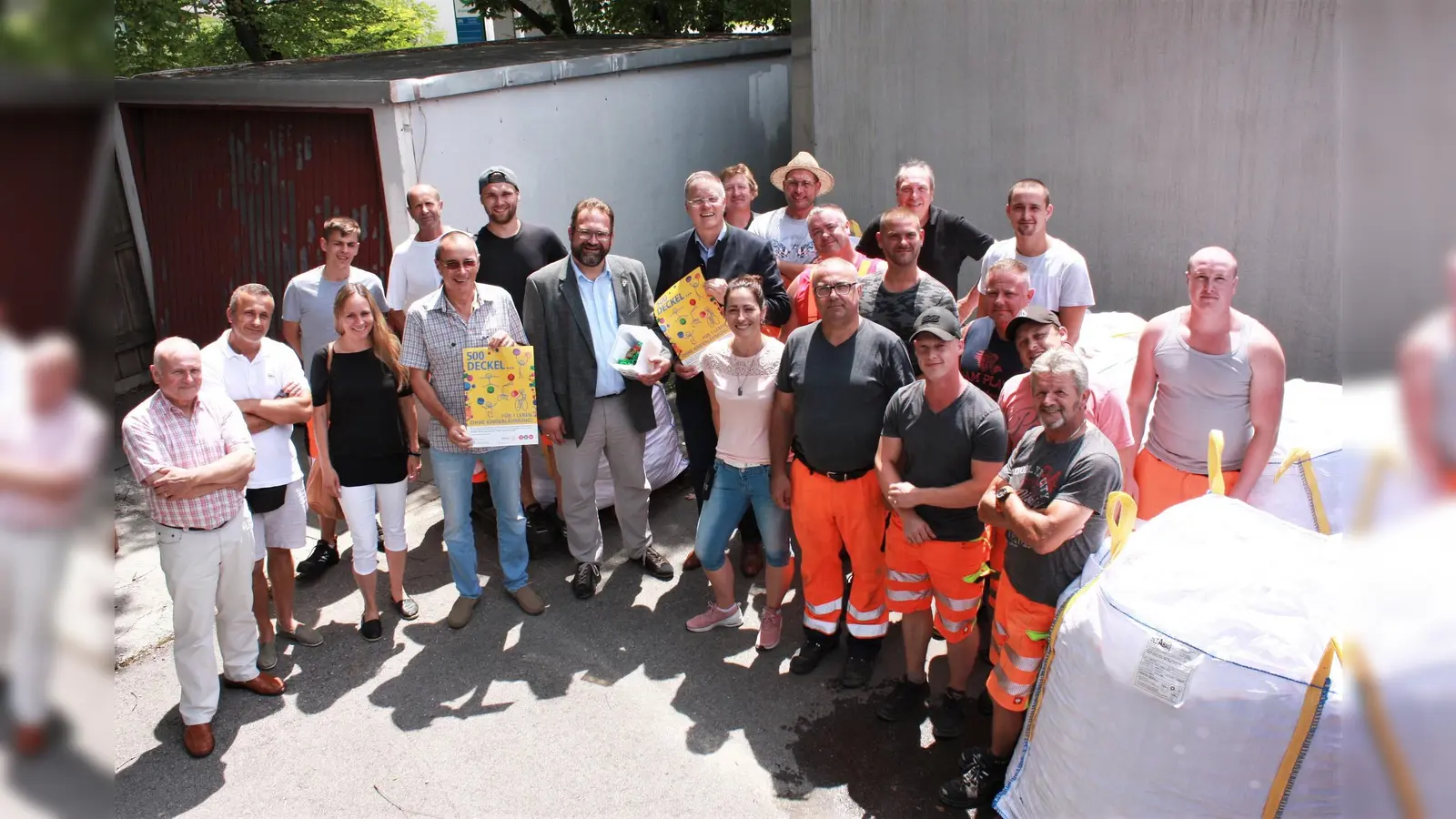 Freuen sich über 5.000 ermöglichte Polio-Impfungen: Bürgermeister Dietmar Gruchmann (Mitte, mit Poster), Stephan Specht und Horst Danner (Rotary Club, links daneben) gemeinsam mit städtischen Mitarbeitern. (Foto: Stadt Garching)