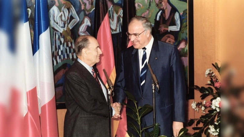 Staatsbesuch in Frankreich: Präsident François Mitterrand begrüßt Bundeskanzler Helmut Kohl. (Foto: CC BY-SA 3.0 de)