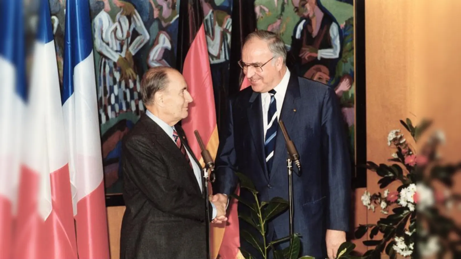 Staatsbesuch in Frankreich: Präsident François Mitterrand begrüßt Bundeskanzler Helmut Kohl. (Foto: CC BY-SA 3.0 de)