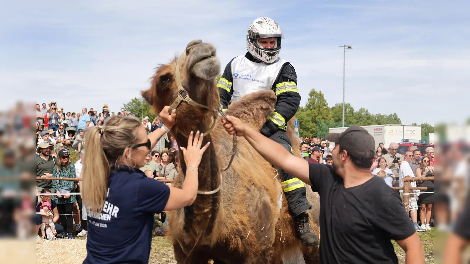Mit Motorradhelm und in Einsatzkleidung: Die Feuerwehr veranstaltete das umstrittene Rennen. (Foto: Animal Rebellion)