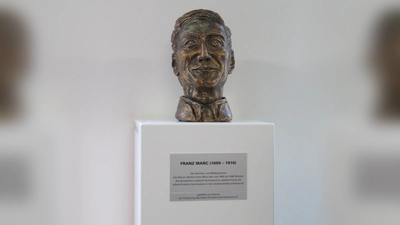 Die Schulfamilie des Albert-Einstein-Gymnasiums weiht eine Büste zu Ehren von Franz Marc feierlich ein. (Foto: AEG)