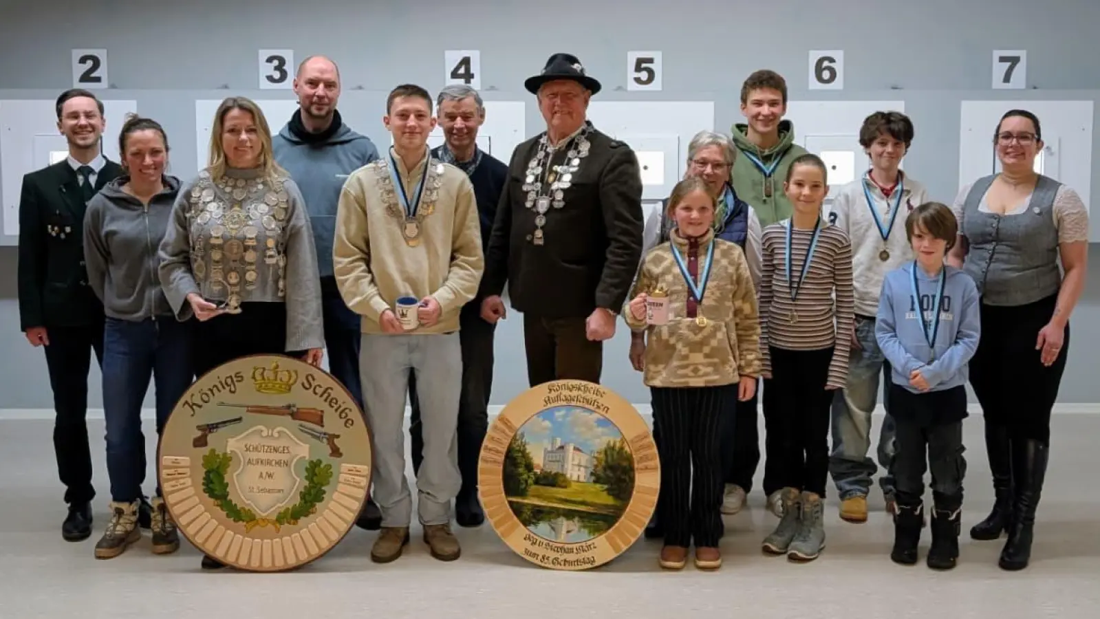 Die erfolgreichen Schützen (von linnks): Manuel Seitz, 1.Schützenmeister, Victoria Hillenbrand, Jana Drahtschmidt, Enrico Müller, Benedikt Lidl, Richard Fischhaber, Reiner Drahtschmidt, Josephine Eimansberger, Ingrid Maier, Paul Janeck, Magdalena Müller, Xaver Ganslmeier, Miriam Quintern. (Foto: SG)