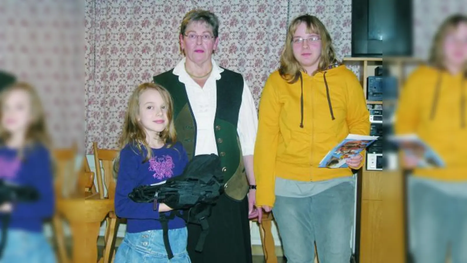 Die 1. Schützenmeisterin Hanni Kraus überreichte den glücklichen Gewinnerinnen des Luftballonwettbewerbes Luisa Schuster (li.) und Jasmin Tinauer (re.) die Preise. (Foto: Schützenverein Unterpfaffenhof)