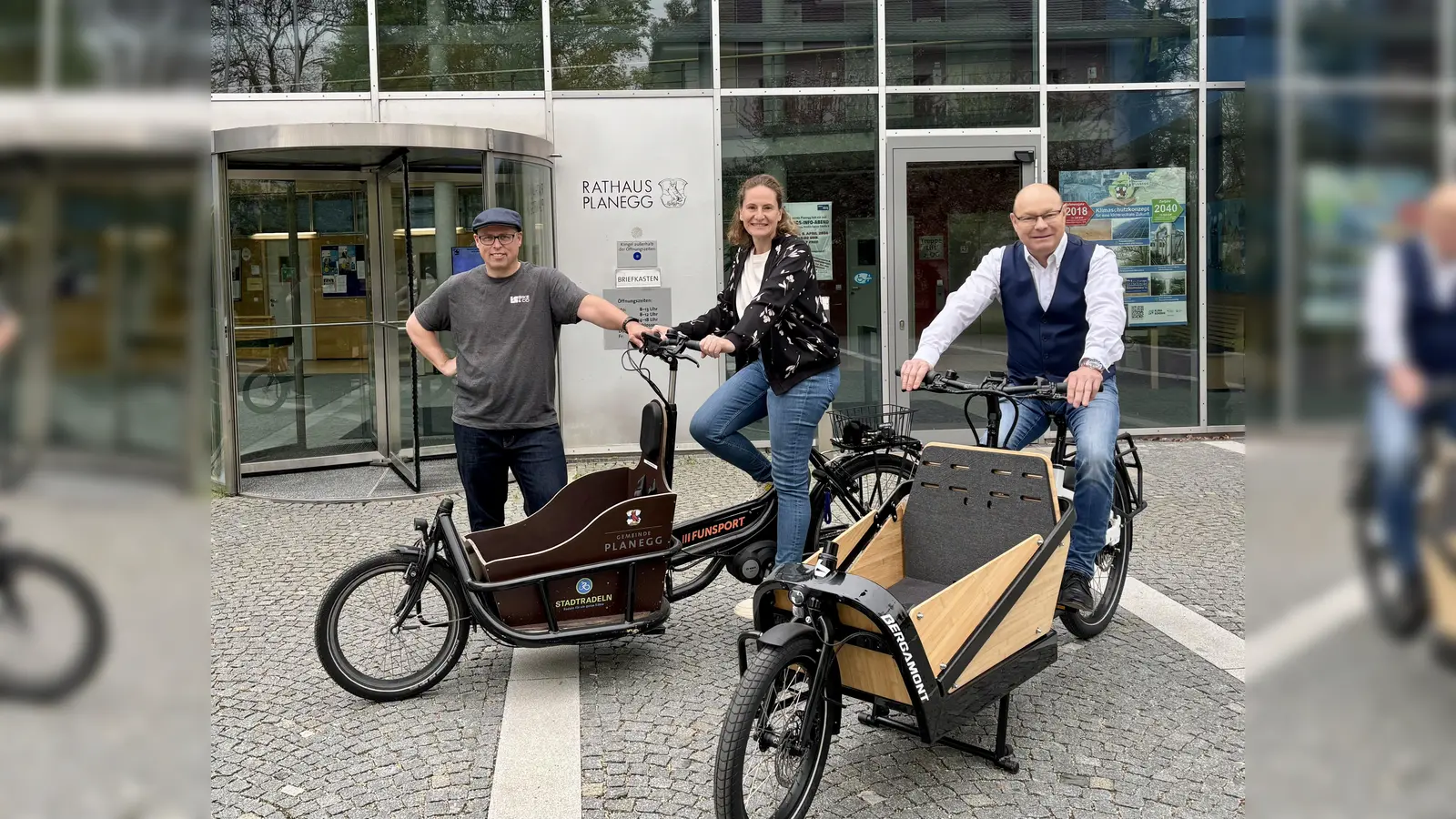 Den Planeggern stehen nun schon zwei Lasten-E-Bikes zur Verfügung. Bürgermeister Hermann Nafziger (auf dem neuen Rad), Umweltbeauftragte Martina Argyrakis und „Verleiher” Dirk Oswald von Radsport Wolf (v.l.) stellten das neue Angebot vor. (Foto: Ulrike Seiffert)