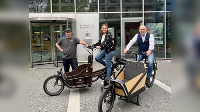 Den Planeggern stehen nun schon zwei Lasten-E-Bikes zur Verfügung. Bürgermeister Hermann Nafziger (auf dem neuen Rad), Umweltbeauftragte Martina Argyrakis und „Verleiher” Dirk Oswald von Radsport Wolf (v.l.) stellten das neue Angebot vor. (Foto: Ulrike Seiffert)