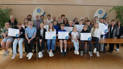 Eine starke Truppe: die prämierten Schülerinnen und Schüler mit Lehrern beim Schulradeln 2025 sowie mit Landrätin Andrea Jochner-Weiß und den Aktionskoordinatoren. (Foto: Landratsamt Weilheim-Schongau.)