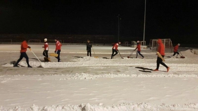 Den Kunstrasenplatz per Hand freizuräumen ist nicht nur mühselig, sondern oft auch eine Sisyphos-Arbeit. (Foto: SCUG)