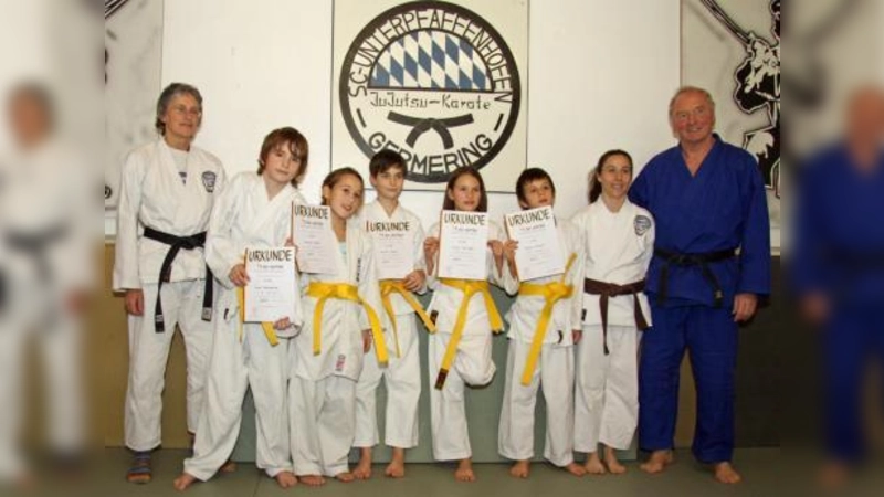 Stolz auf die gute Prüfungsleistung sind neben den jungen Gelbgurt-Trägern auch Trainerin Renate Muther (links), Co-Trainerin Nicia Madeddu sowie Prüfer Heinz Nitsche. (Foto: Astrid Grimm)