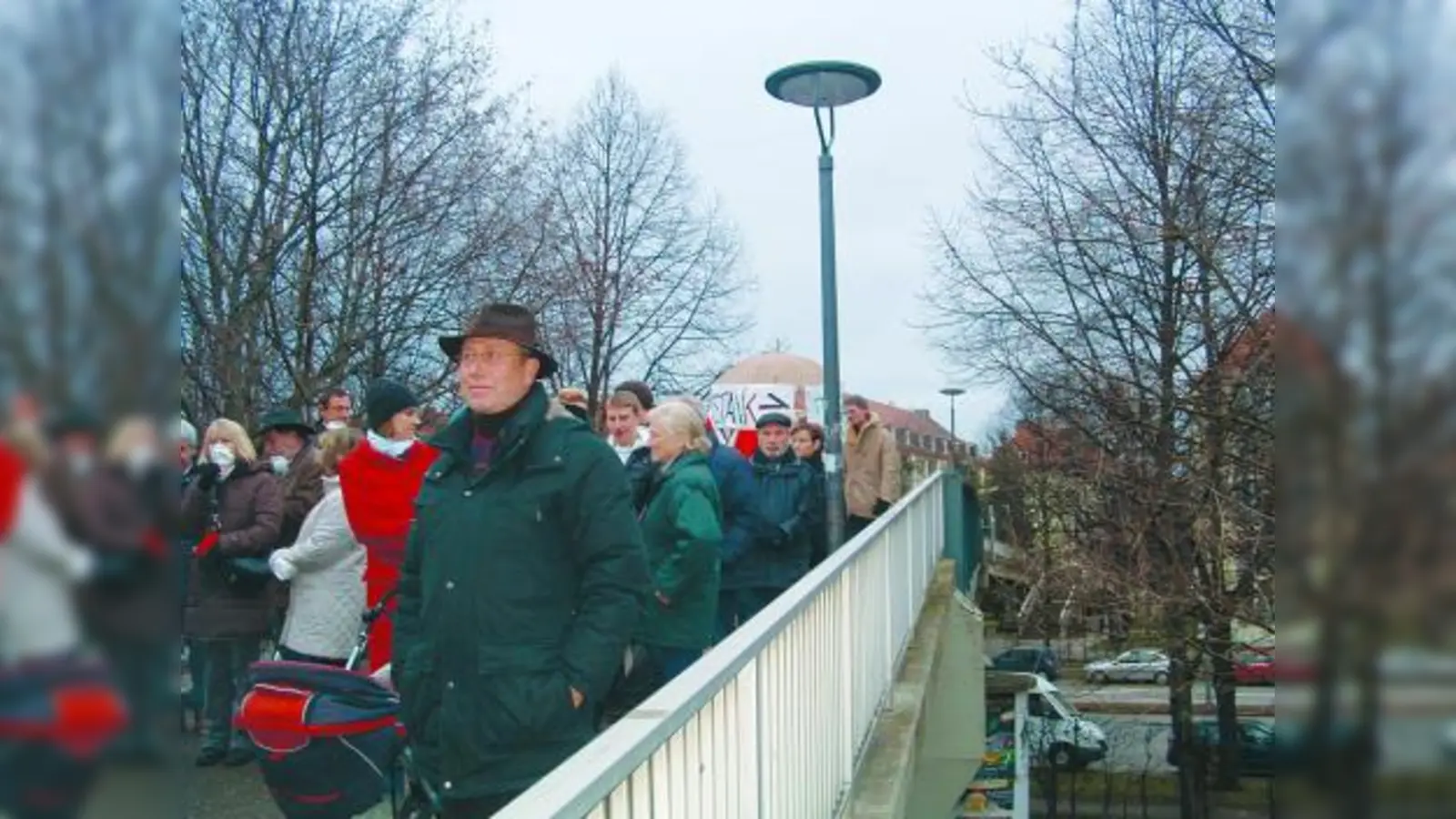 Die Demonstranten zogen über die Fußgängerbrücke zwischen Braganza- und Minerviusstraße. (Foto: bb)