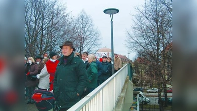 Die Demonstranten zogen über die Fußgängerbrücke zwischen Braganza- und Minerviusstraße. (Foto: bb)