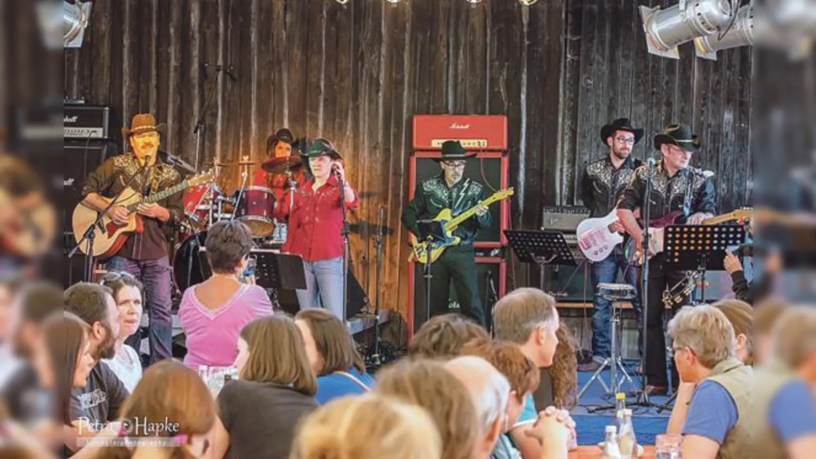 Ab 19 Uhr spielen die »Old Stable Gamblers« und sorgen für echtes Western-Feeling. 	 (Foto: Hapke Petra)
