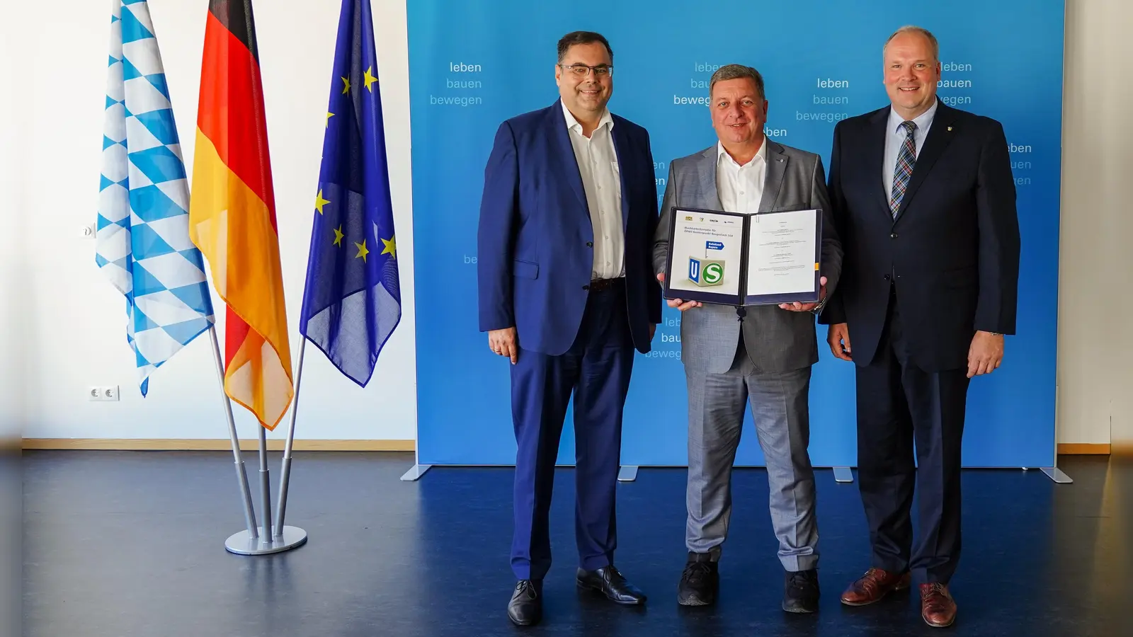 Ingo Wortmann, Geschäftsführer der MVG, Verkehrsminister Christian Bernreiter und Landrat Christoph Göbel wollen überprüfen, wie sich ein Ausbau des Verkehrsknotenpunkts Neuperlach Süd ausgestalten lässt. (Foto: StMB_Winszczyk)