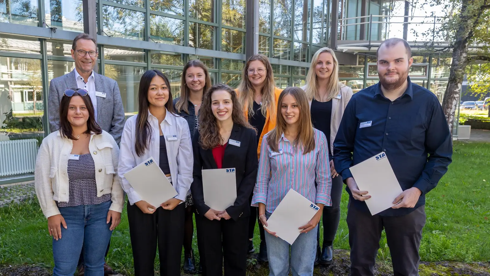 Norbert Sontheim, der Leiter der Haupt- und Personalverwaltung, begrüßt gemeinsam mit der Ausbildungsbeauftragten Katrin Schwaighofer, der Ausbildungsleiterin Kerstin Lehmeier und der stellvertretenden Leiterin der Haupt- und Personalverwaltung Annika Steinitz (hinten von links) die neuen Anwärter Jasmin Freihart, Rebecca Rapana, Emmanouela Chronaki, Johanna Hahn und Christoph Pittrich (vorne von links). (Foto: Landratsamt Starnberg)