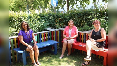 Gottstein besuchte das Mehrgenerationenhaus „Unter den Arkaden“ im Harthof, um sich ein Bild über das dortige freiwillige Engagement zu machen (v.l.n.r.: Biancka Arruda Miranda, Eva Gottstein, Uschi Weber). (Foto: Daniel Mielcarek)