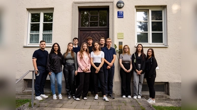 Auszubildende der Münchner Wohnen vor dem Erinnerungszeichen für Alois Koller, das in der Rotbuchenstraße 33 gesetzt worden ist. (Foto: Münchner Wohnen, Jonas Nefzger)