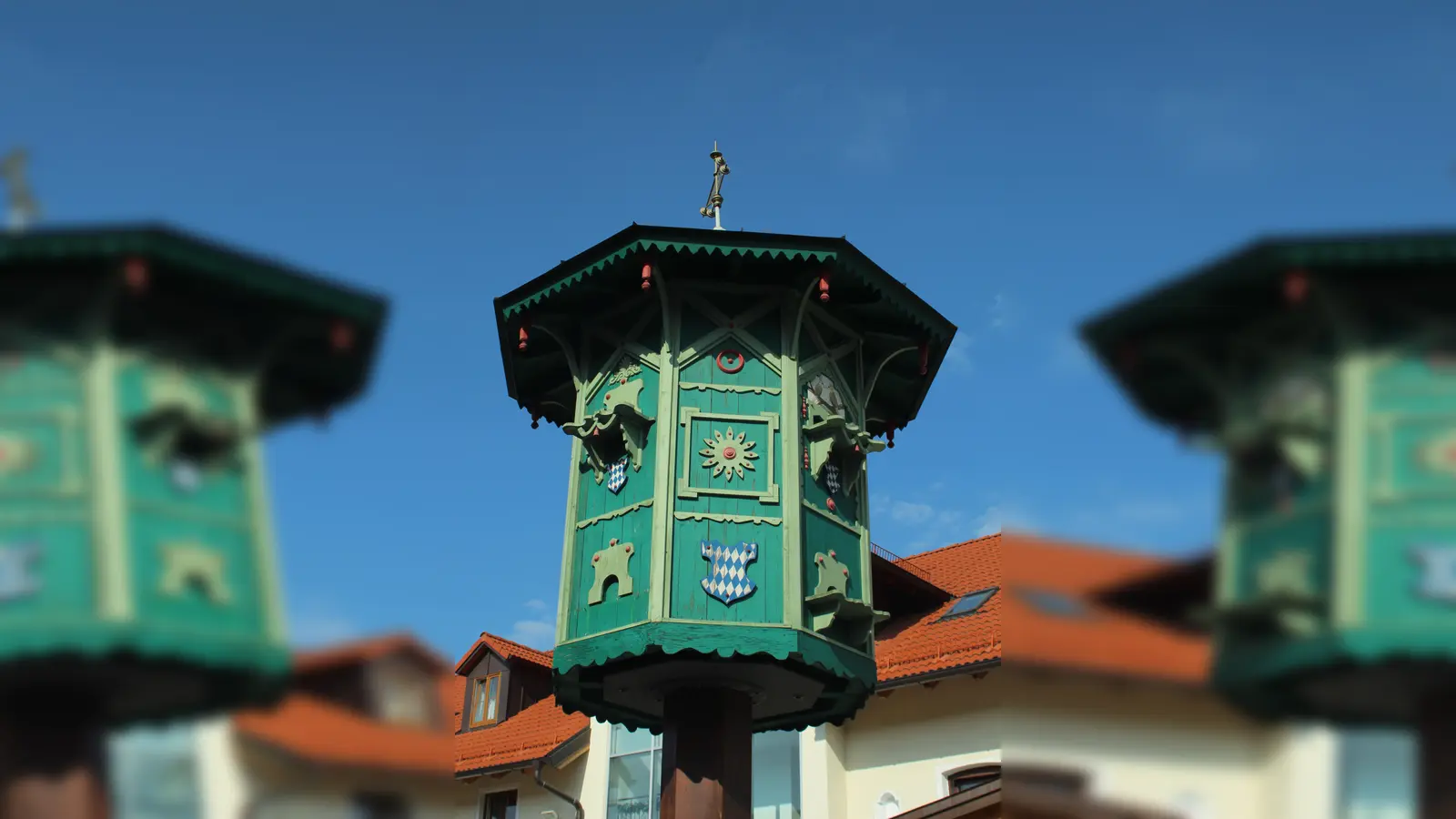 Neben den erwarteten Schlössern, Kirchen und Kapellen sind zum Beispiel auch der Ismaninger Wasserturm (links) und ein Taubenhaus in Landsham als Baudenkmäler eingetragen und geschützt. (Foto: Nichtrauscher/CC BY-SA 3.0, Wikimedia Commons/CC BY-SA 3.0)