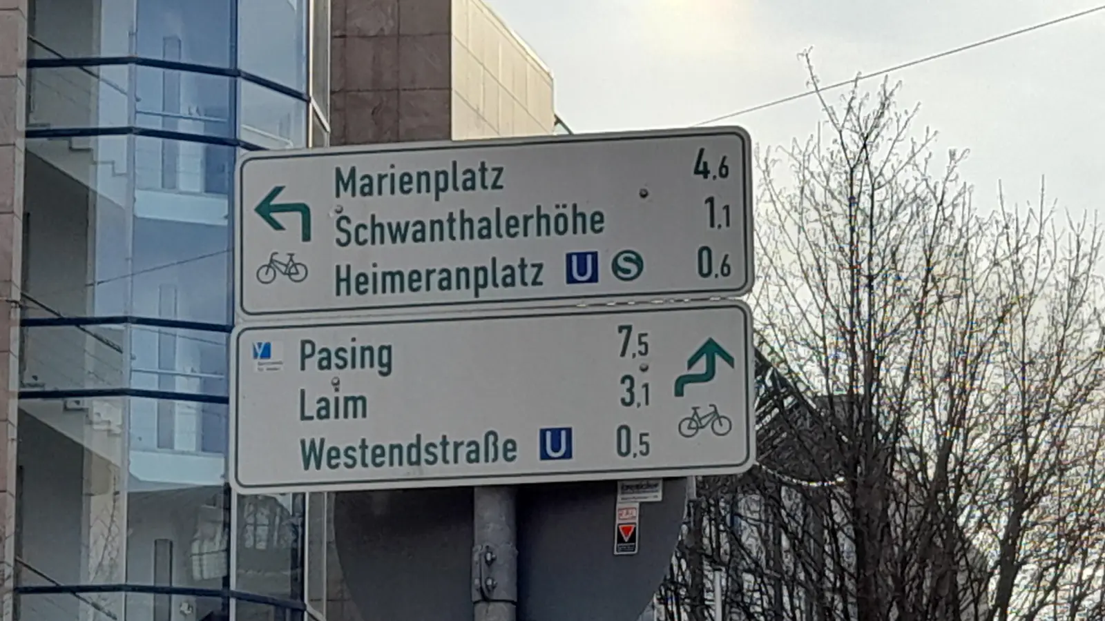 Welcher Punkt in Laim ist auf dem Radwegeschild gemeint? Der Bezirksausschuss setzt sich für klarere Bezeichnungen ein. (Foto: Beatrix Köber)