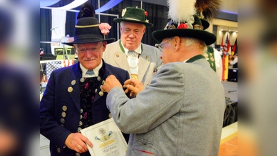 Josef Kaindl aus Dießen wurde für seinen langjährigen Einsatz für den Heimat- und Trachtenverein D'Ammertaler geehrt. (Foto: D'Ammertaler)