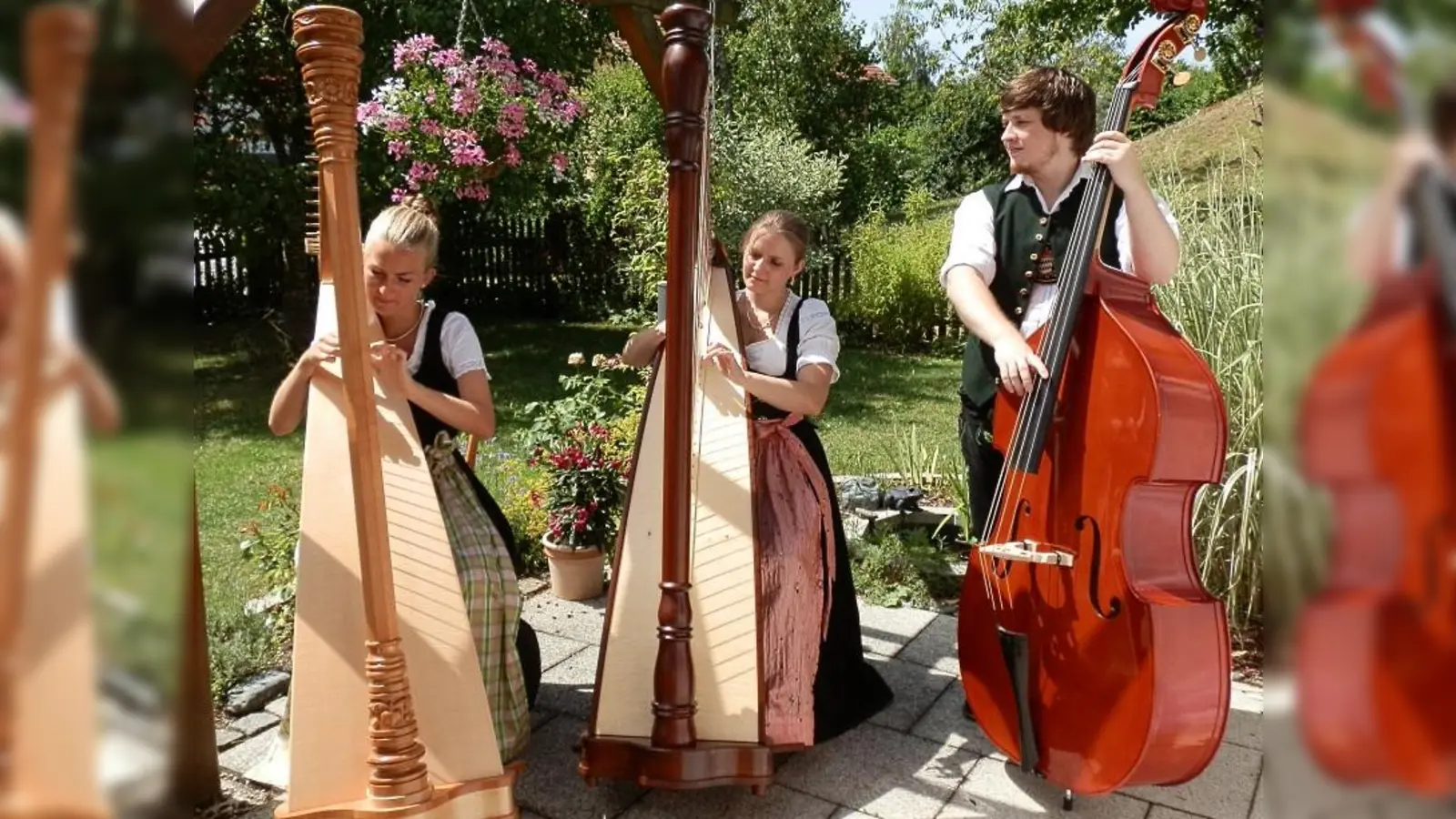 Zweimal Harfe, einmal Kontrabass: das ist der Boarische Hafendreiklang. (Foto: Boarischer Hafendreiklang)
