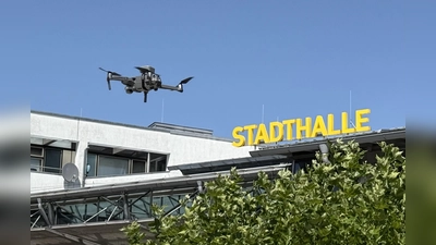 Rasch propellert sich die Drohne vor der Stadthalle in die Höhe (Foto: pst)
