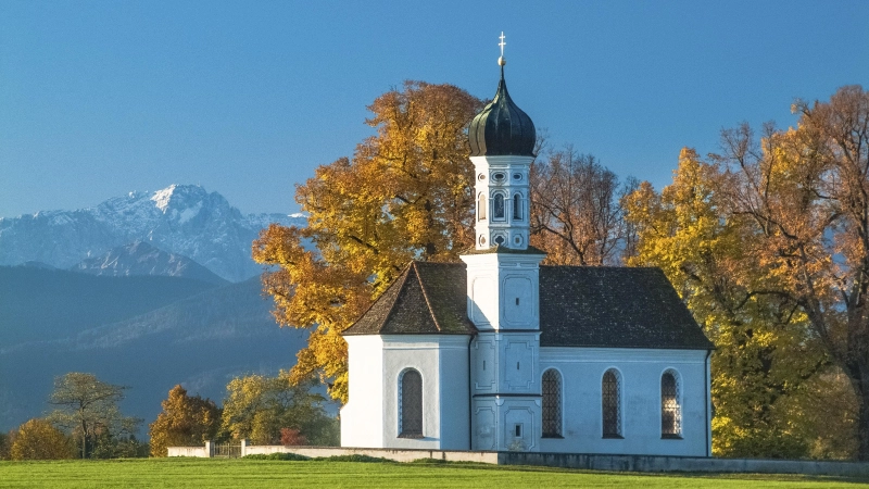 Die Kirche St. Andrä bei Etting im Herbst.  (Foto: Emanuel Gronau)