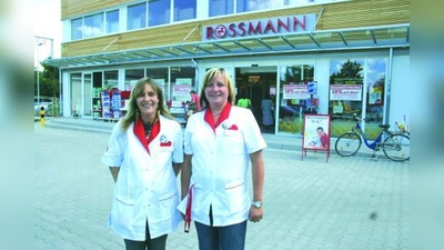 Marktleiterin Susanne Mühlbauer (l.) und Mitarbeiterin Melanie Jakob heißen die Kunden in der neuen ROSSMANN-Filiale in der Bodenseestraße 285 willkommen. (Foto: ls)